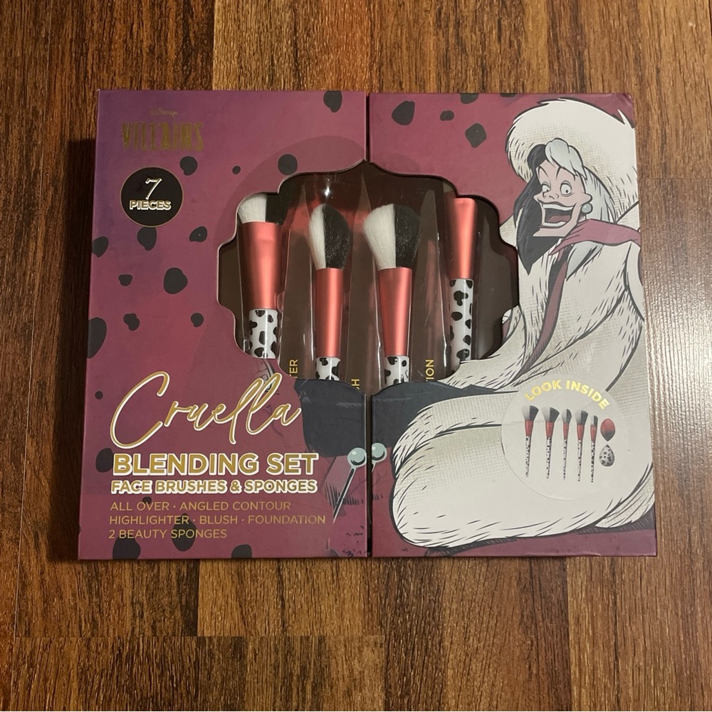 Disney Cruella Makeup Brush Set - Red and Black